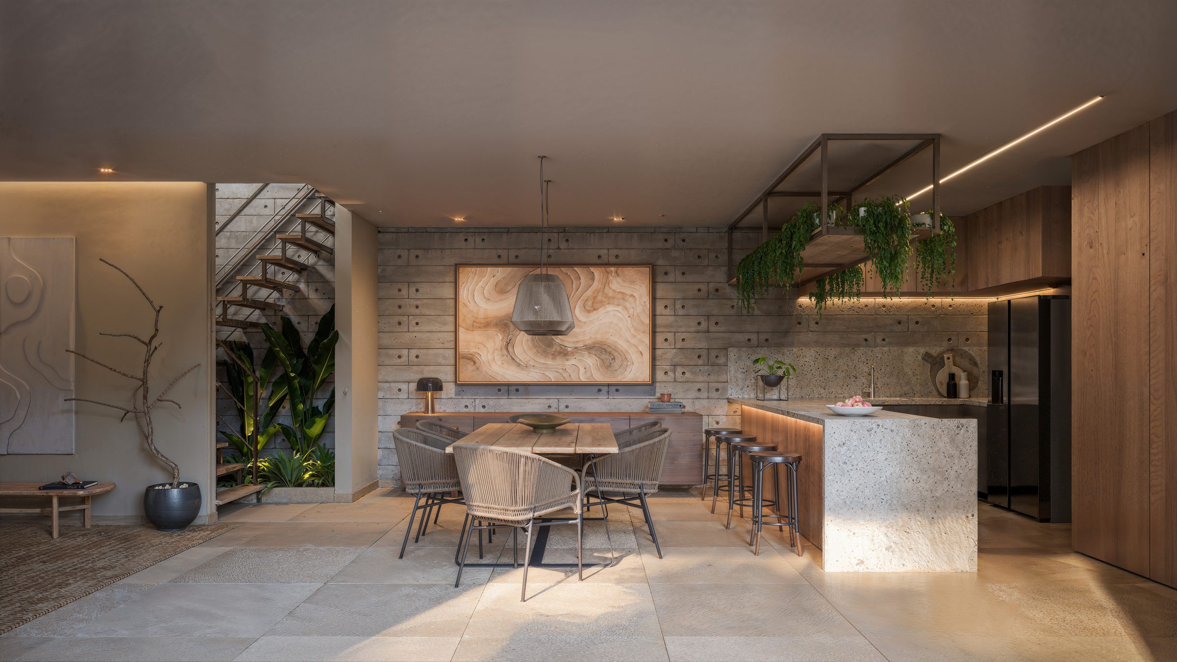 Cozinha gourmet e sala de jantar com parede de concreto aparente