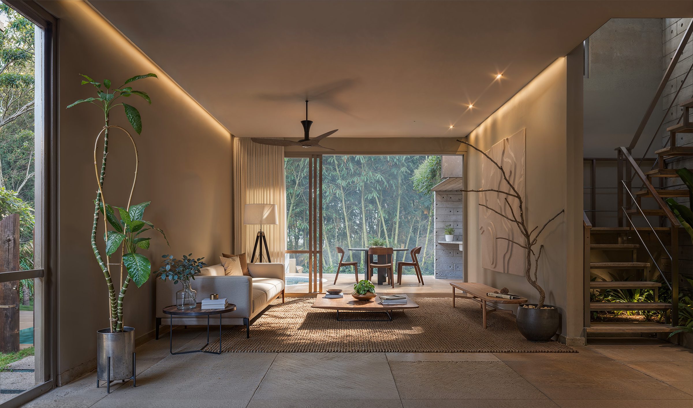 Sala de estar integrada ao jardim e à varanda